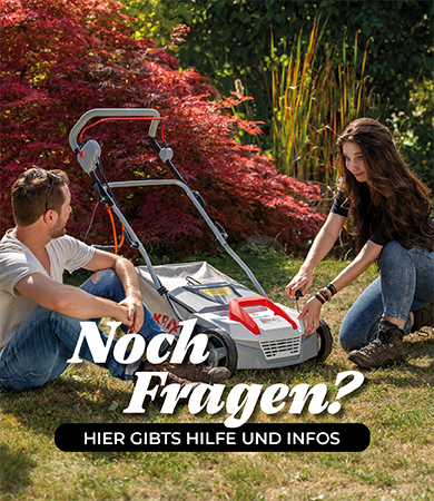 ein Mann und eine Frau knien vor einem Ikra Vertikutierer und erklären sich gegenseitig das Gerät.